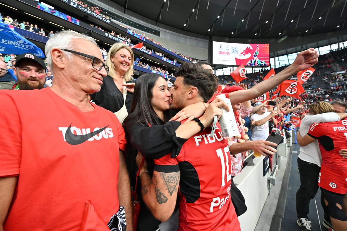 Ladepechesports's tweet photo. Romain Ntamack et sa compagne Lisa célèbrent le titre du @StadeToulousain en @ChampionsCup après le succès contre le @Leinster ! #LEIvST #LEIST #ST #InvestecChampionsCup #Rugby 📸DDM, Laurent Dard https://t.co/Dp9pkaHM23