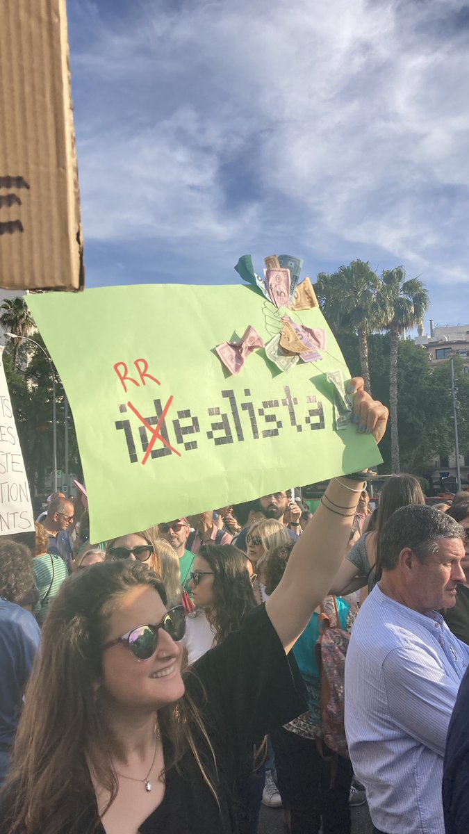 josepsalme_'s tweet photo. “iRRealista”
“Gladis welcome”
“too many tourist, too many cars…”
“1 more tourist = 1 less neighbour”
#Mallorca 
#JanHiHaProu https://t.co/0fI9IWfm5Y