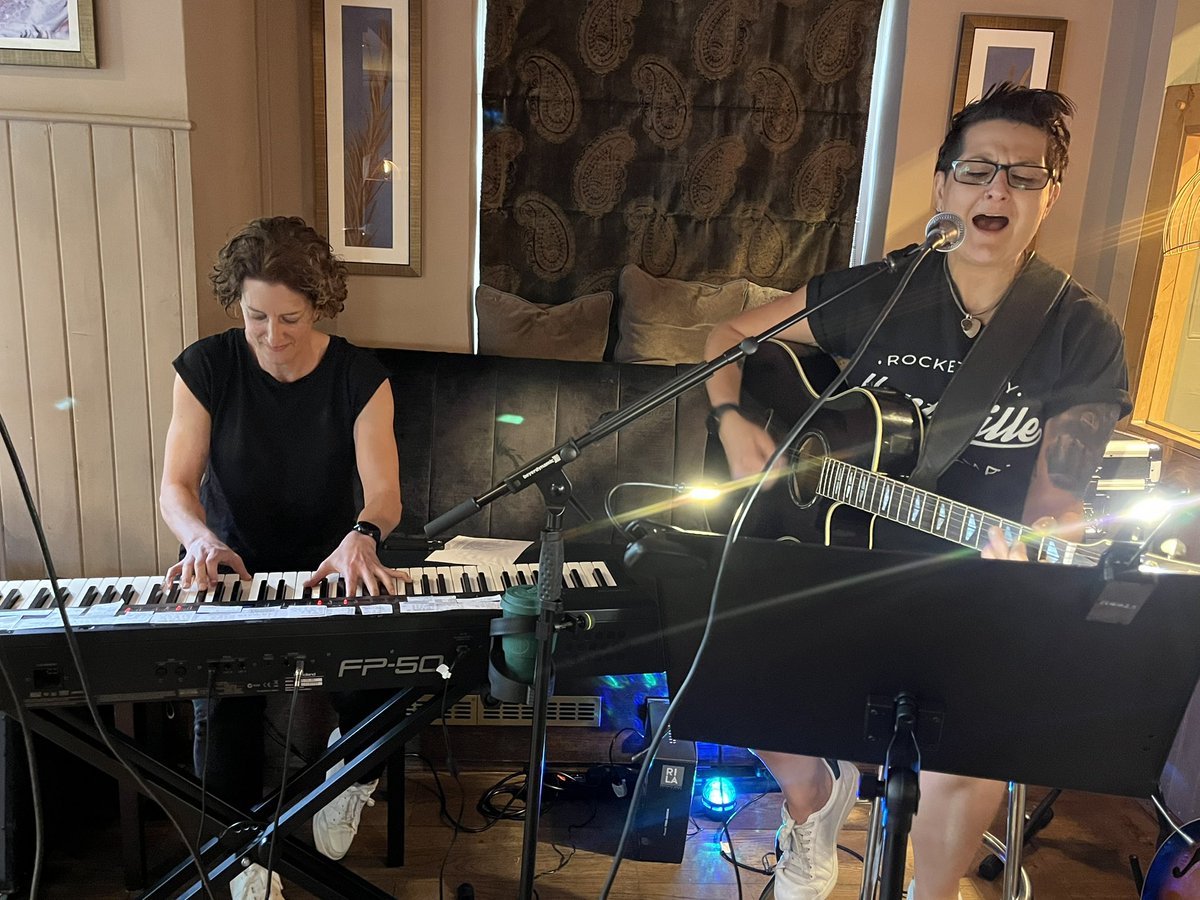 Evening off listening to Georgey Payne at the Warren Inn with <a href="/PrideWokingham/">WokinghamPride</a>