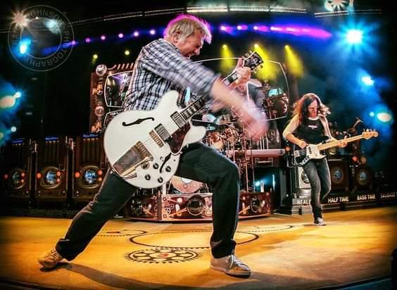 Alex Lifeson throwing it down on the Time Machine Tour.

#RUSH #AlexLifeson #NeilPeart #GeddyLee #TimeMachine #TimeMachineTour