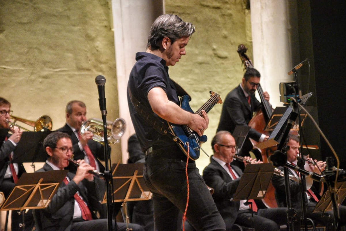 somsardana's tweet photo. 📣 Inici del concert Trifàsic, que fusiona la guitarra d’Arnau Tordera (@ArnauTordera) amb la Cobla Sant Jordi - Ciutat de Barcelona (@CoblaSantJordi) dirigit pel compositor Xavier Pagès-Corella (@xpagescorella) #LSDA2023 https://t.co/4g7rfphYcZ