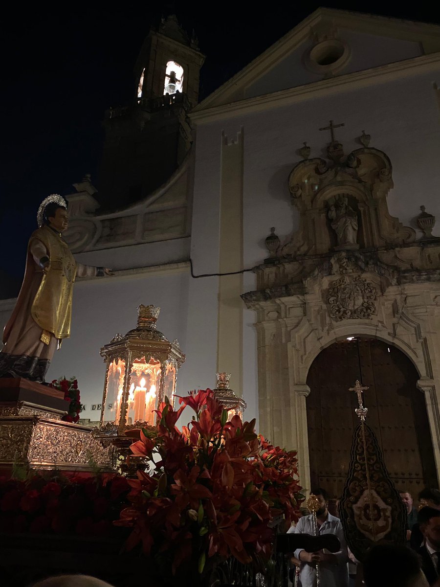 REPRESENTACIÓN | Nuestra Hermandad recibió, en la noche de ayer, a María Auxiliadora Coronada y a San Juan Bosco de <a href="/MauxiCor/">M. Auxiliadora ADMA</a> en su anual salida del 24 de mayo a su paso por la Parroquia de San Andrés Apóstol.

Auxilio de los Cristianos, ruega por nosotros.