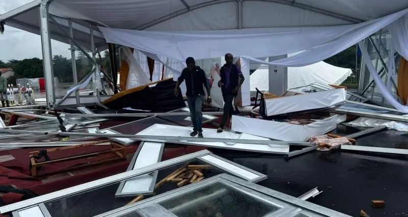 Linfodrome's tweet photo. #LINFODROME_POLITIQUE
🌧️🌪️ Daoukro ravagée par une tempête le 25 mai, perturbant les préparatifs pour accueillir la dépouille du président Henri Konan Bédié. Les autorités locales s'activent pour réorganiser les cérémonies. https://t.co/cxD8ScLzgj
----
#HenriKonanBédié #Daoukro https://t.co/yedEbU0EbI