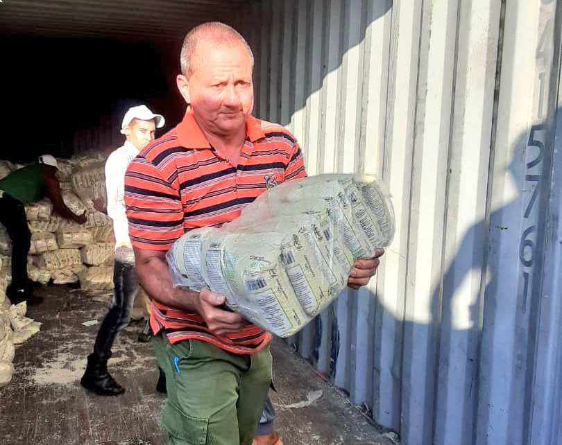 BeatrizJUrrutia's tweet photo. En #SantiagoDeCuba se distribuye  una donación de arroz que permite entregar 1 Kg gratis a cada persona.
En una operación conjunta entre varias empresas de las provincia, se asegura que el producto se envíe del Puerto Guillermón Moncada a las bodegas.
#UnidosXCuba https://t.co/Za5H7NDe5a