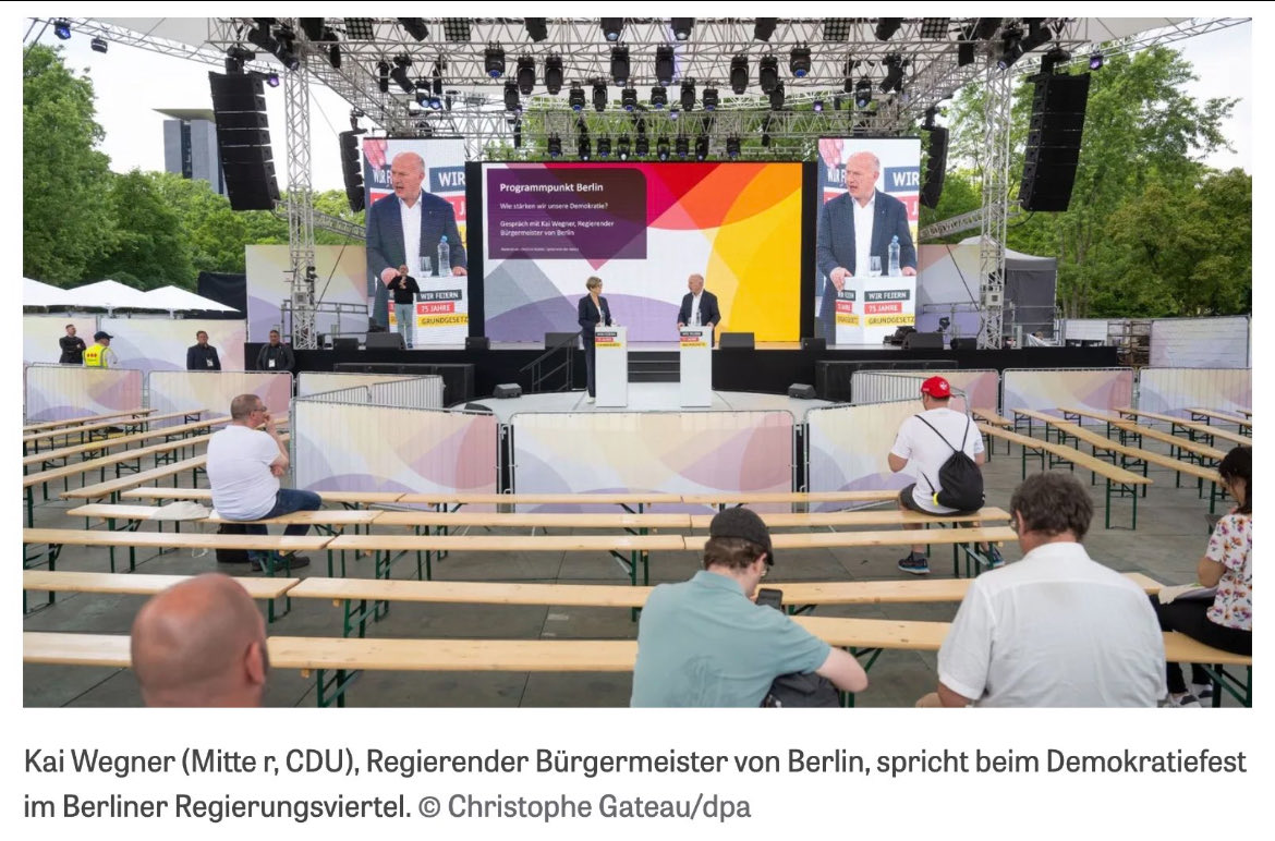 Der Regierende Bürgermeister von Berlin Wegner spricht zum Demokratiefest. Da hatten wohl viele Berliner etwas besseres vor. 😂😂😂