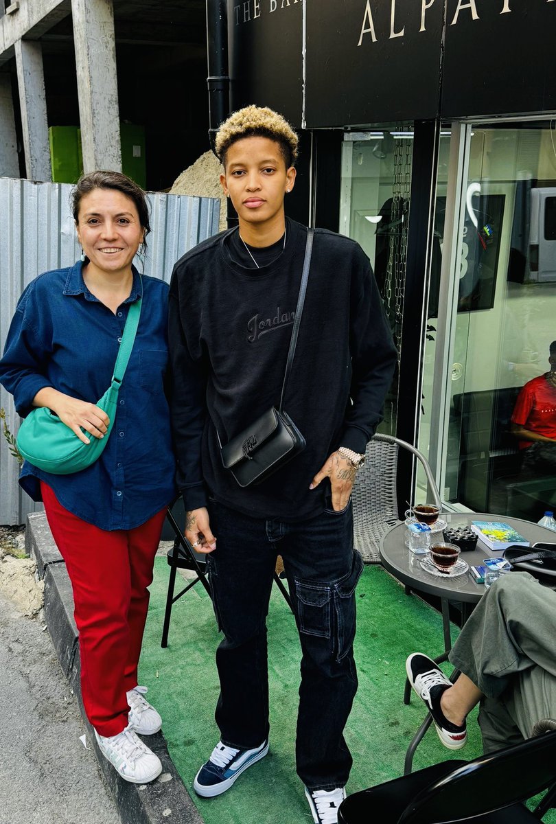 Efsanem Vargas’ımın boyunun ölçüsünü aldım 😃 ❤️ 

“Melisa Vargas, sen yabancı dilden Türkçeme çevrilmiş en güzel şiirsin.. 😃”