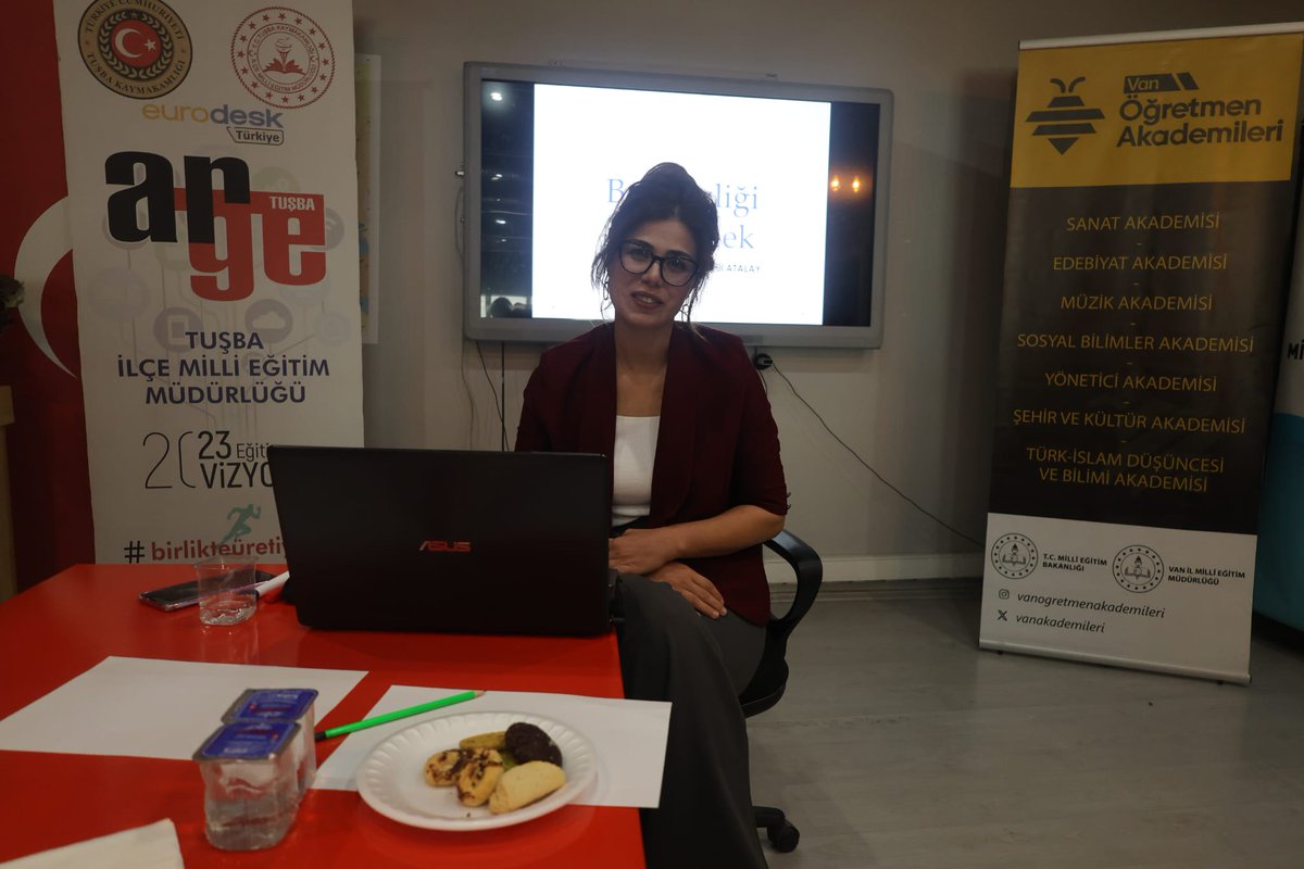 vanakademileri's tweet photo. Yönetici Akademisi Etkili İletişim ve Liderlik seminerleri kapsamına Dr. Öğr. Üyesi Ayşegül Atalay ile "Belirsizliği Yönetmek ve İşbirliği" etkinliğini gerçekleştirdi. https://t.co/d7EbKX5kqD