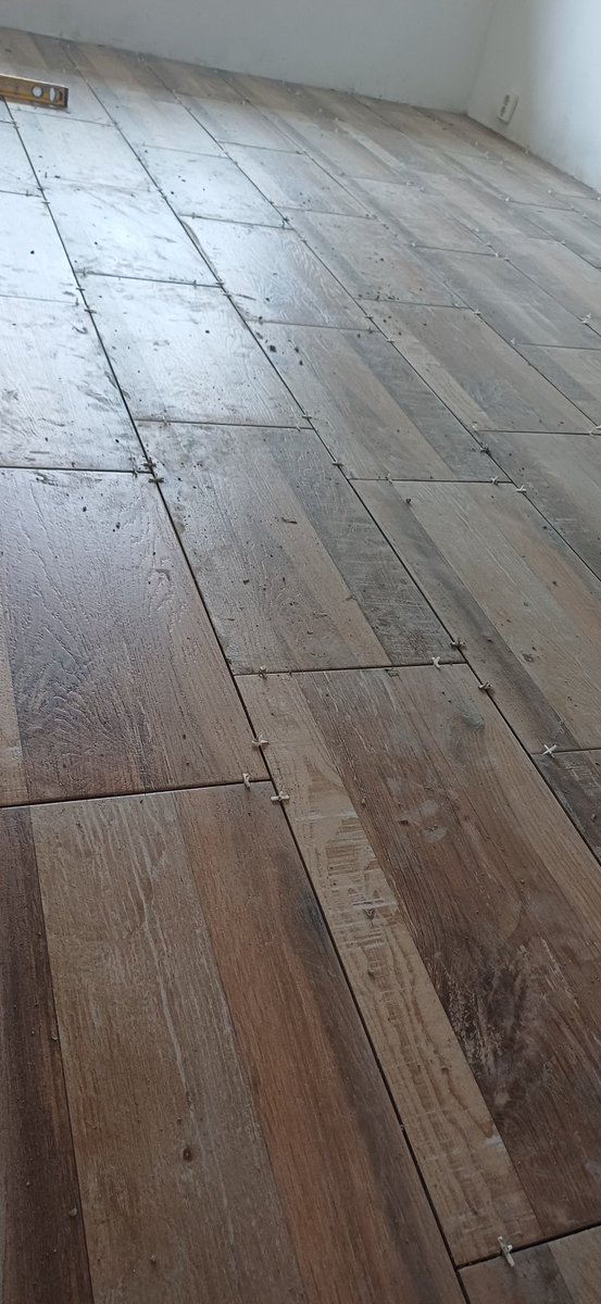 Jo estet allemaal 
Kon het toch niet laten vandaag dus vensterbanken en grootste gedeelte van de vloer betegeld. 
Was toch bijna gelukt een dagje niets doen😂,probeer het morgen opnieuw 🫣.
Fijne avond en voor straks 😴
🥰🥰🥰