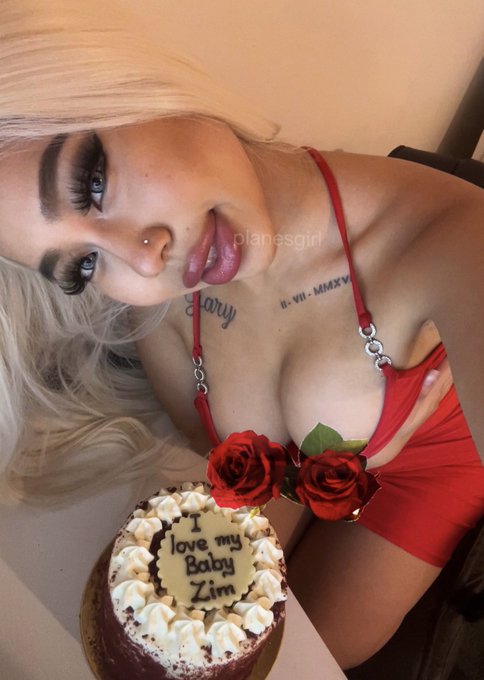 it&rsquo;s my birthday! 🎂💖 #planesgirl https://t.co/Yr9kqUS2QZ<a href="/tag/planesgirl"class="tags">#planesgirl</a>