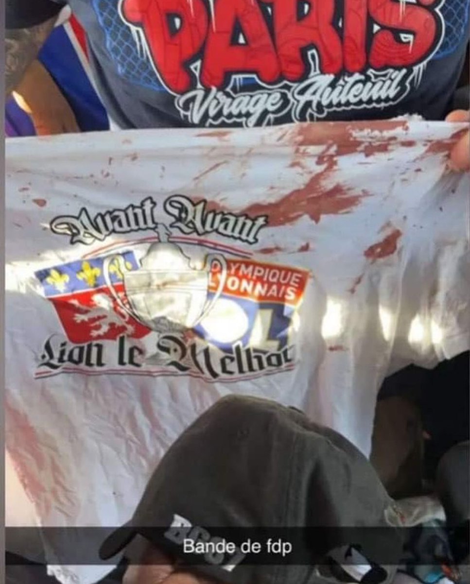 SirenesFR's tweet image. 🔴🔥 T-shirt de supporter ultra lyonnais arraché par des ultras parisien lors des affrontements au péage de #Fresnes - Casualparis
#OLPSG #CoupedeFrance