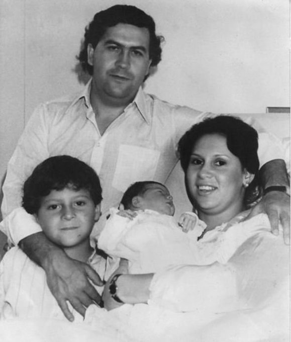 eagy_'s tweet photo. Regla 7: “Puedo reemplazar cosas, pero nunca podría reemplazar a mi esposa y a mis hijos.”

La familia siempre es lo primero.

Aprecia a tus seres queridos y prioriza su bienestar por encima de las posesiones materiales. https://t.co/A4EB09IUgJ