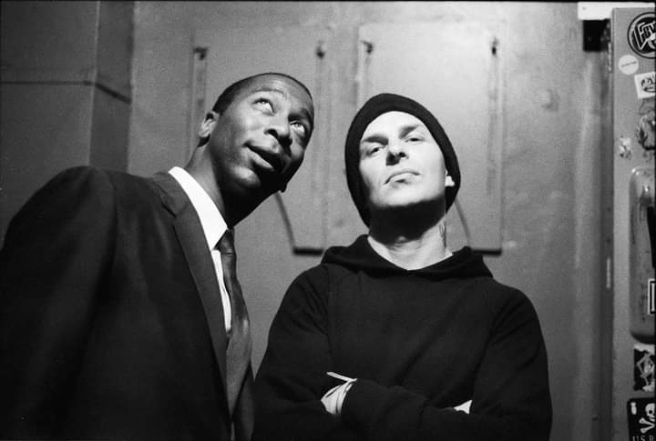 nandosiol's tweet photo. Greg Lee (R.I.P.) e Tim Armstrong no Palace em Hollywood no ano de 1999, quando o Hepcat abriu um show de Joe Strummer & The Mescaleros.
Foto 📸 de Piper Ferguson.
#greglee #hepcat #timarmstrong #rancid #ska https://t.co/zHQ4xnrNOK