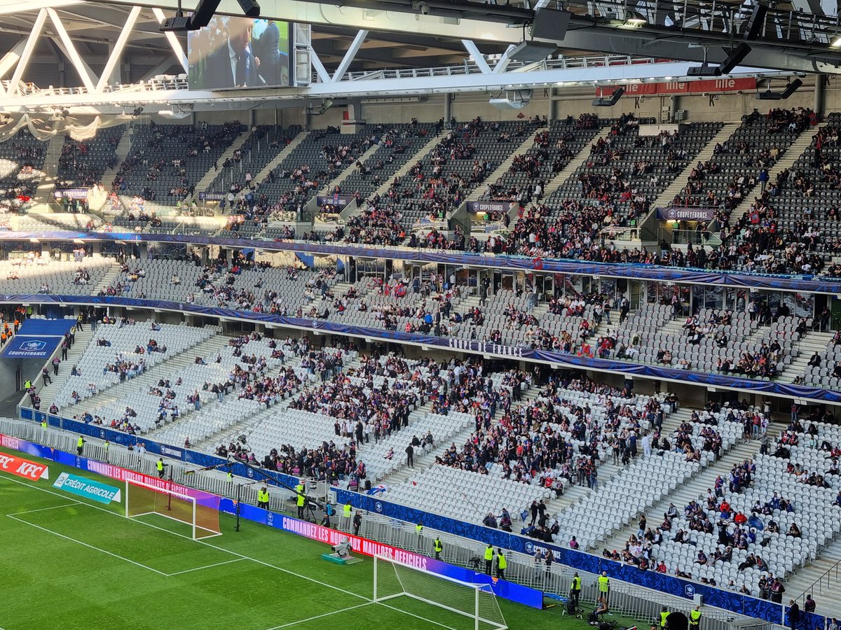 LeProgresOL's tweet photo. A 1h10 du coup d'envoi de la 106e finale de @coupedefrance, revue d'effectif des tribunes : le virage des fans de l'OL vs celui des parisiens https://t.co/N6P5czzJOw