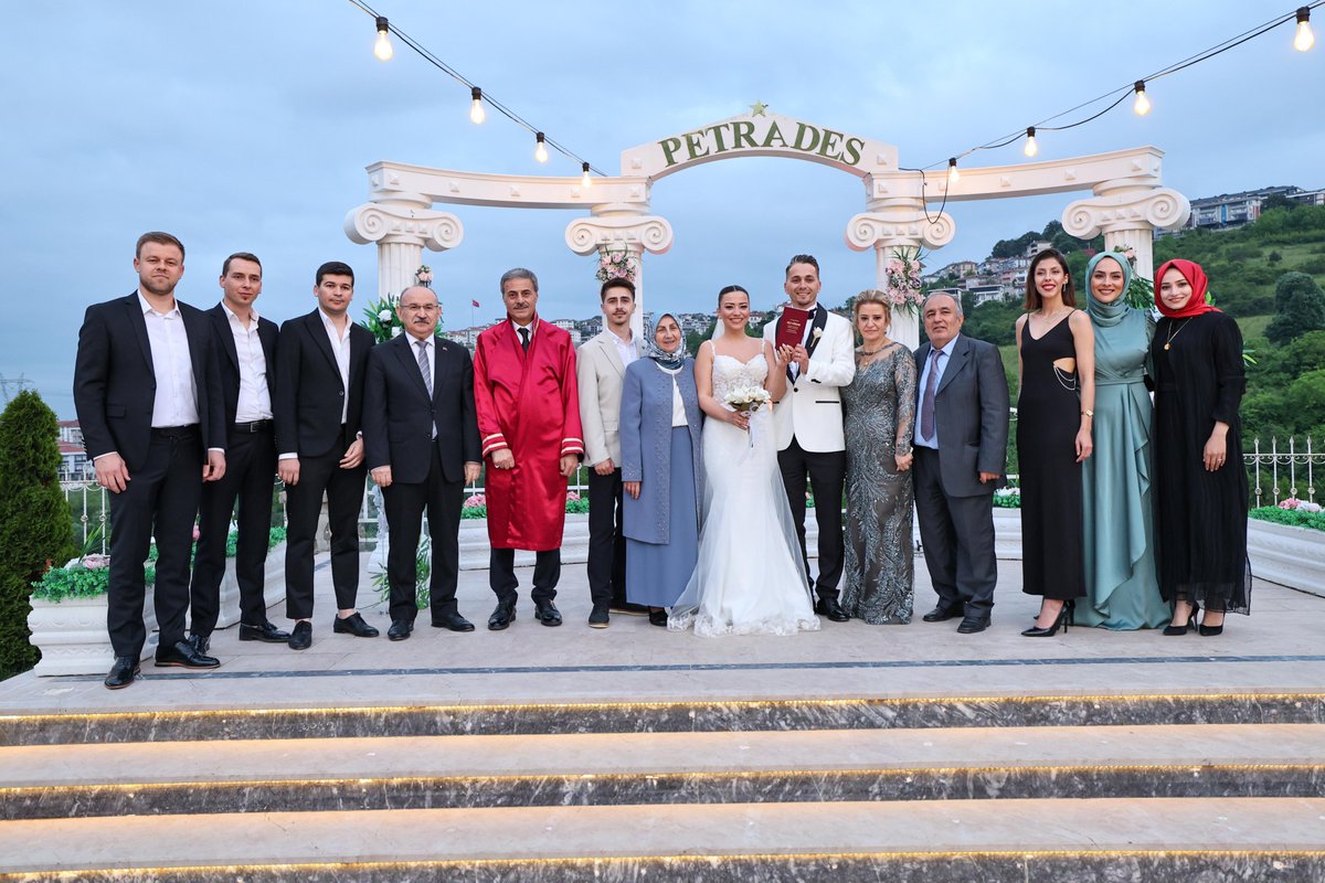 Sakarya Valimiz Yaşar Karadeniz ile birlikte Merve ve Naim çiftinin düğün merasimine katılarak nikah akitlerini gerçekleştirdik. Güder ve Şahin ailelerine hayırlı olsun dileklerimi iletiyor, çiftimize ömür boyu mutluluklar diliyorum.