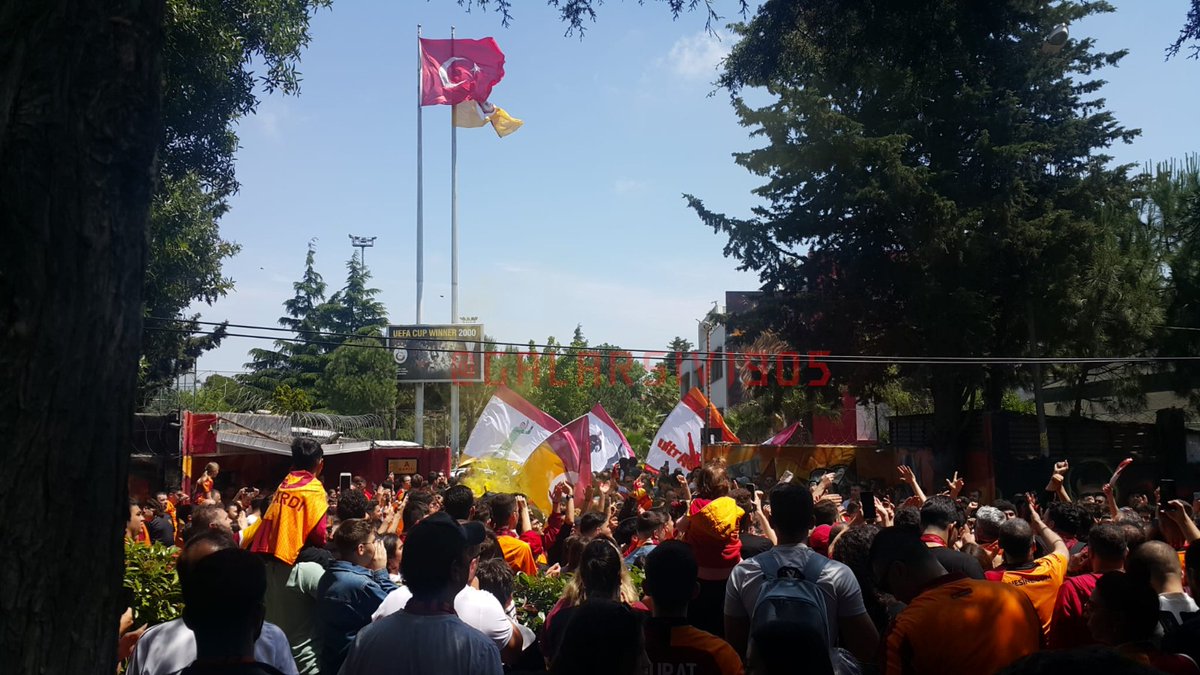 DAĞLAR DUVAR OLSA ÖNÜME
YOLLAR KÖRDÜĞÜM DÜĞÜMLENSE
DÖNMEM GÖZÜMÜ DAĞLASALAR
İPE GÖTÜRSELER
CİMBOM ÇAĞIR YETER ! ❤💛

🚩 Florya Metin Oktay Tesisleri