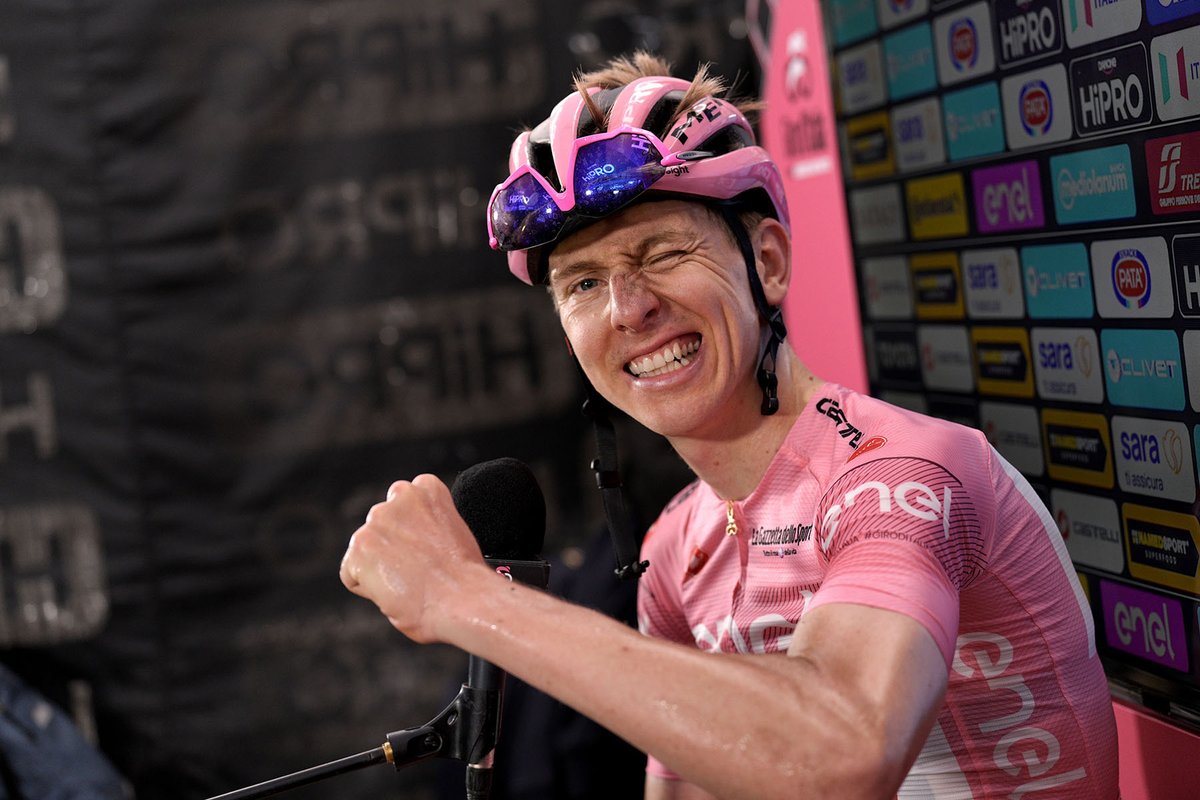 bikenewsPhoto's tweet photo. LA MAGLIA ROSA TADEJ POGACAR VINCE LA VENTESIMA TAPPA DEL GIRO D’ITALIA https://t.co/hr8318vUPk https://t.co/wNer33QJzX