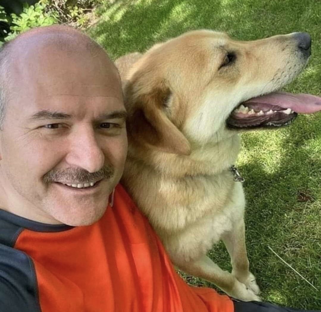 Süleyman Soylu, köpeklerin uyutulmasına karşı çıkmış.
Soyluyu, takdir edeceğim kırk yıl düşünsem aklıma gelmezdi.
Bu destek önemli.. 👏