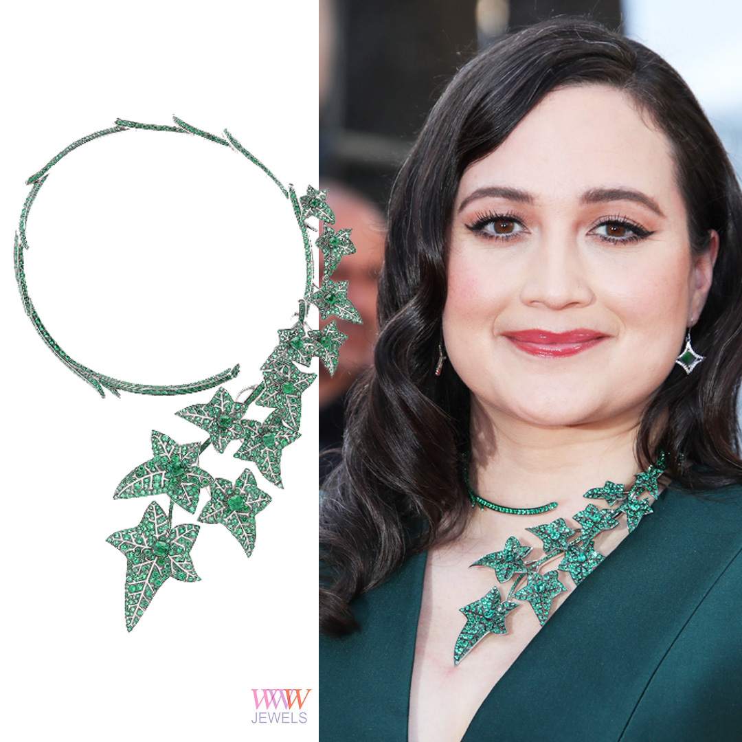 wwwjewelsdaily's tweet image. Another standout closing jewelry look came courtesy of Jury Member #LilyGladstone, who dazzled in @Boucheron  High Jewellery Signature collection. Her Lierre de Paris Question Mark necklace, paved with emeralds, was nothing short of spectacular! #cannes2024