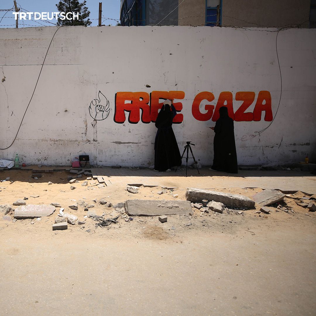 Eine Gruppe junger Palästinenserinnen schmückt die Trümmer in Gaza-Stadt mit Graffitis und Botschaften gegen den Krieg Israels. Mit Slogans wie „Freiheit für Palästina” und „Stoppt den Krieg” drücken sie ihren Widerstand aus und schenken den Betroffenen Hoffnung.