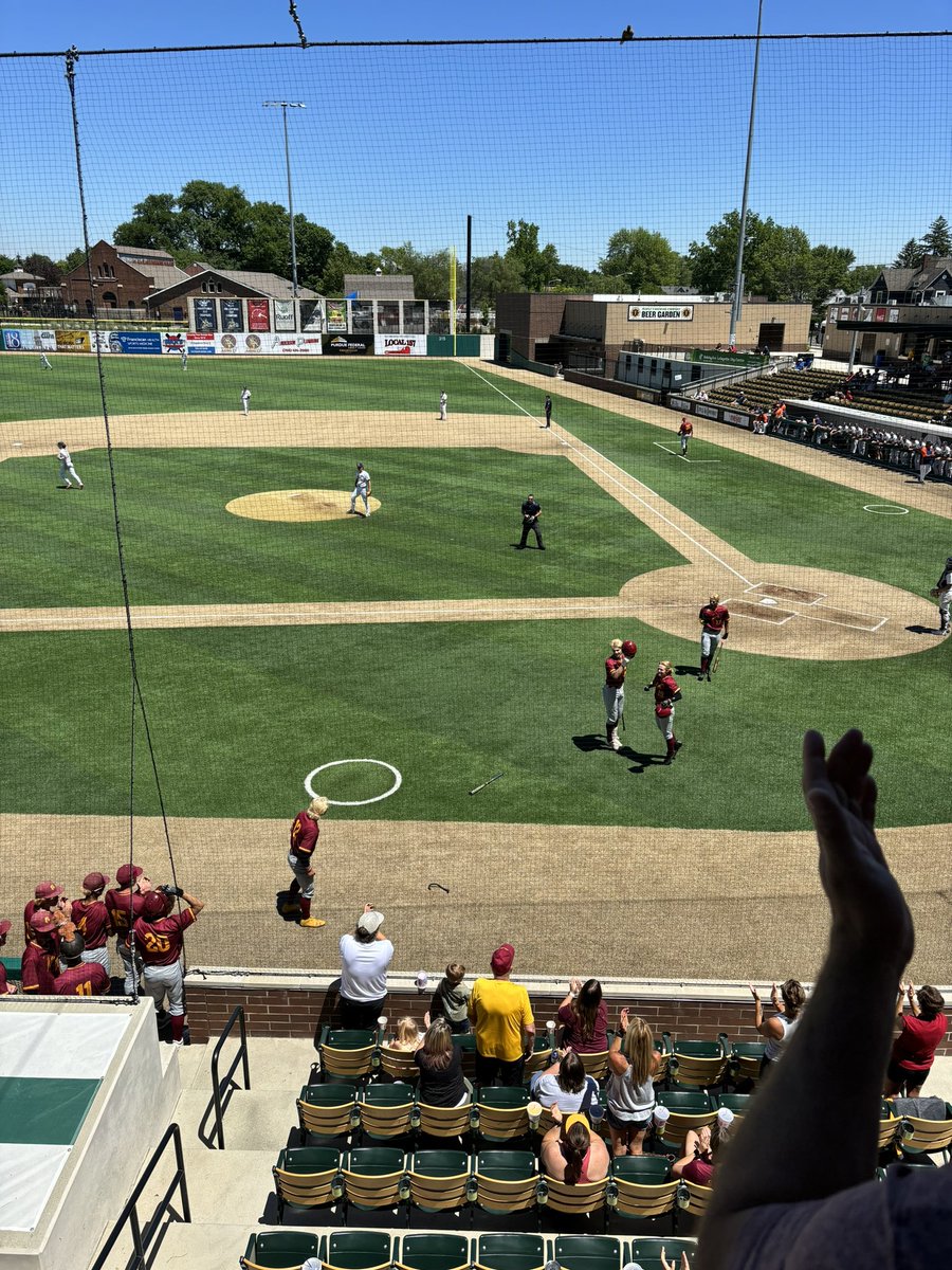 R Sands HOMERUN!  

Mavs lead 1-0 top 1