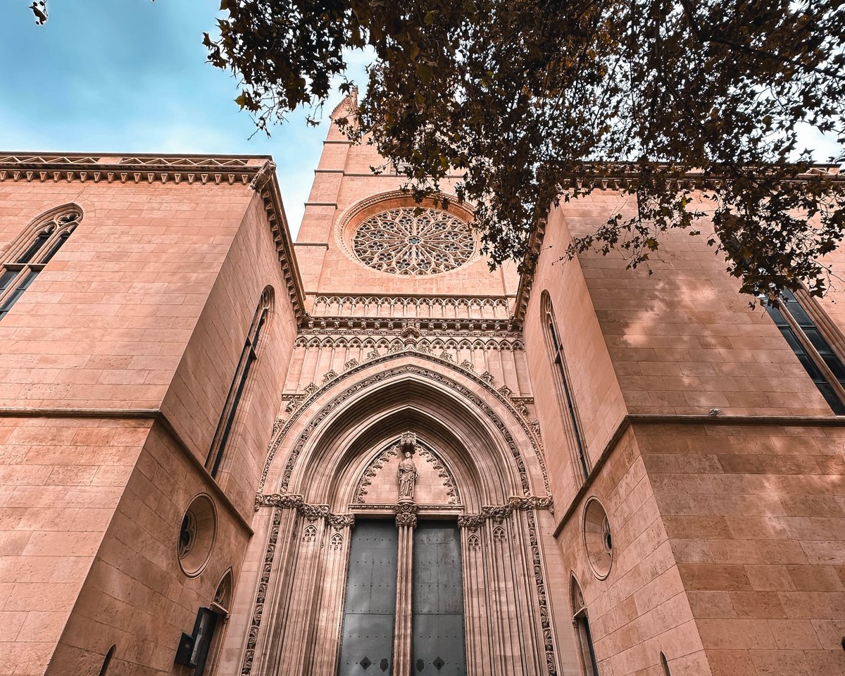 📸 Immerse yourself in the awe-inspiring beauty of Palma's grand cathedral, a masterpiece of Gothic architecture that rises majestically against the Mediterranean sky. #photography #travelphotography #outdoors #palma #spain