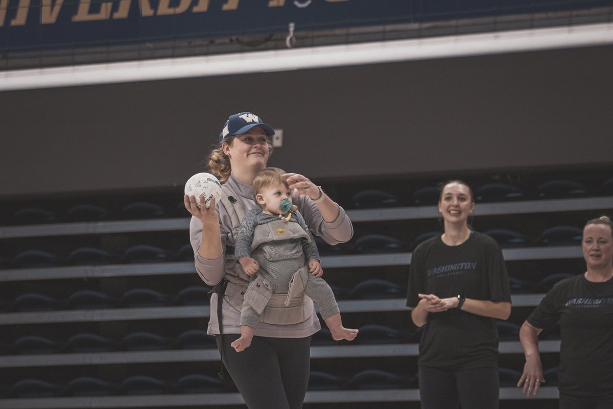 A few more from last night, including Alumni Coach Gabbi Wooldridge and her Assistant Coach Theo, who is described as inexperienced but hungry! 🥰 #PointHuskies