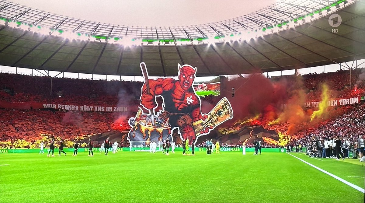 Eindeutiger Sieg für @Rote_Teufel in Sachen Choreo! 😍 #FCKB04 #DFBPokalfinale #DFBPokal