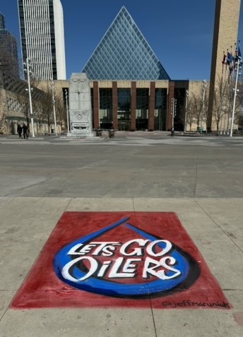 Game 2 is tonight and the @EdmontonOilers are in it to win it! It’s going to be a busy night on #Yeg streets. 🚧Expect travel delays, especially on routes leading to the downtown core. Plan ahead, be patient and leave extra travel time. edmonton.ca/playoffs