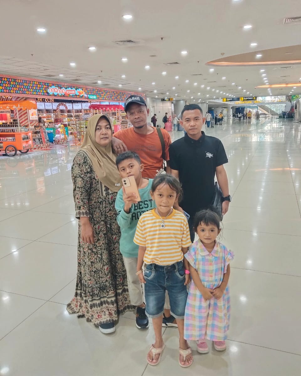 Precious moments with his family before Abdul Rofiq set out on his way to Europe. ❤️

Abdul's family gathered in the airport to wish him safe travels. Welcome to the team! ✈️

#welcometoeurope #safetravels #axxazmarine #axxazcrew #inlandshipping #familytime