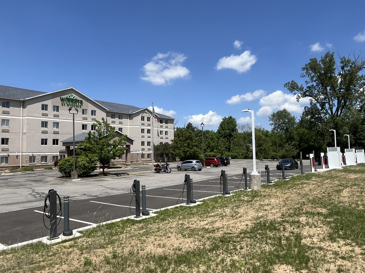 pluginsites's tweet photo. @VeraStamps @Lanny Ashland, OH Tesla Supercharger on the Lincoln Highway / #Fritchle1908 #ElectricVehicle route has Level 2 destination charging. Fritchle took on a boost charge at the electric plant in town. https://t.co/3L0ieyOmSk
