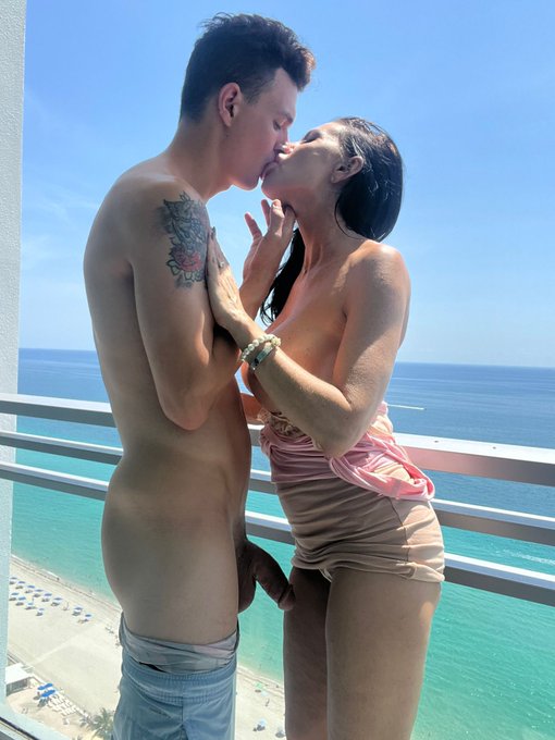 MILF hookups are always the best!🥵  Video coming soon with @_Joshrivers__ https://t.co/Eqq5OOmt0T