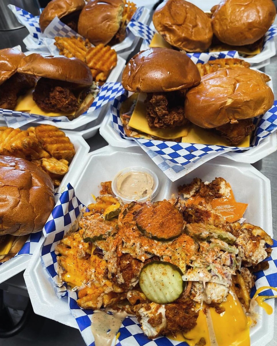 Tonight starting at 6pm we have big flavors from @thelunchbox.lv 🐓🍔 with some delicious Nashville hot chicken and smash burgers! #nashvillehotchicken #smashburger