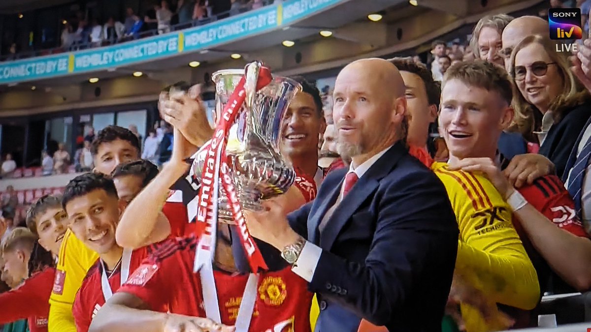 arpitmodi92's tweet photo. Such a good game, makes you fall in love with them again! ❤️
FA Cup Winners 🏆

#ManUnited #FACup #RedDevils #GGMU https://t.co/rOTNjBaKzV