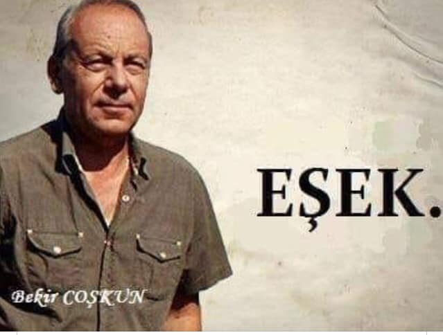 TC_TOPRAK_'s tweet photo. Lütfen okuyun 
Keyifli Akşamlar 
EŞEK...(05.06.2011)
Eşek bir kör kuyuya düştü...
Kuyunun başına toplananlar “Nasıl düştün böyle?” diye seslendiler...
Eşek yanıtladı:
“Eşekliğimden...”
“Nasıl yaptın eşekliği?..”
“Bakmadık, görmedik, anlamadık yani...”
“Seninki de tam eşeklik ama... Biraz bakmaz mı adam nereye gidiyorum diye?.. Baktın önünde karanlık var, düşmeyeceksin...”
*
Eşeği kurtarmaya karar verdiler...
Ama düşmek kolaydır da çıkmak zordur kör kuyulardan...
Herkes bir şey söyledi:
Kimisi “Eğitim...” dedi...
Kimisi “Müstahak, çıkartırsak yine düşer, bırakın aklı başına gelsin” diye ekledi...
Kimisi “Çıkmayacağına göre, ona yardım gıda paketi verelim, otursun oturduğu yerde, sesini kessin” önerisinde bulundu...
Kimisi farklı teklif getirdi:
“Ona aslında iyi bir noktada olduğunu söyleyelim... Önündeki kör kuyuyu göremeyip düştüğüne göre, ne halde olduğunu da anlamaz eşek...”
*
Sonunda....
Sonunda kuyunun başındakiler eşeği kurtarmanın zor olduğunu düşündüler... Eşekten vazgeçip üzerine toprak atarak kuyuyu doldurmaya karar verdiler...
Kararlarını eşeğe bildirdiler...
Eşek sordu:
“Hani bizi kurtaracak çılgın projesi yok mu?..”
*
Kimse onu dinlemedi...
Küreklerle kuyuyu doldurmaya başladılar...
Eşek, üzerine gelen her toprağı silkeledi, ayaklarının altına düşen toprağın üzerine çıktı, böylece yavaş yavaş yükseldi...
Ve kuyu dolduğunda...
Eşek kuyudan çıkmıştı...
*
Üzerine gelen felaketi silkeleyip atamayan, razı olan, katlanan ve tepki göstermeyen eşekler içindir bu hikâye aslında...
Eğer eşek üzerine gelen felakete tepkisiz, sessiz kalıp katlansaydı...
Gitmişti...
*
Hikâyenin tam burasında size “kıssadan hisse” demem gerekiyor ya...
Bunun doğrusu “eşekten hisse”dir...
  BEKİR COŞKUN
"Melekler. Yoldaşın. Olsun. Yoldaşın."🙏✍️🙏😥