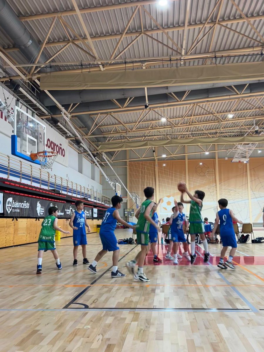 BeronClub's tweet photo. Hoy nuestros benjamines han participado en el torneo del día del mini , que se ha dado en el polideportivo Lobete 💚 https://t.co/axLGpMNDa7