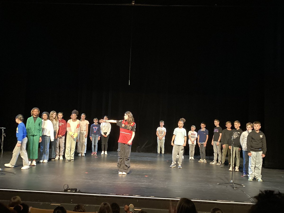 CollegeDR79's tweet photo. « Parlons bien, parlons sport » : des élèves du réseau Eclore#saintmaixentlecole se sont prêtés au jeu d’un concours d’éloquence.
bravo à nos élèves qui ont surpassé leur stress
merci au jury composé de @BndicteRobert , @v_guggiari, @ThomasThouroude 

@s_chabeaudie @lyceeHVDS https://t.co/VlLKZNsaQs