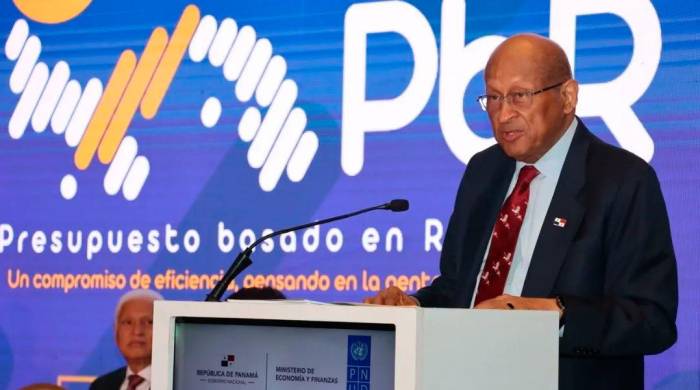 El titular del Ministerio de Economía y Finanzas, Héctor Alexander, ordenó a los ministros de Estado y demás instancias gubernamentales suspender los actos de licitación, adquisiciones, contrataciones públicas y cualesquiera iniciativa de gasto nuevo.