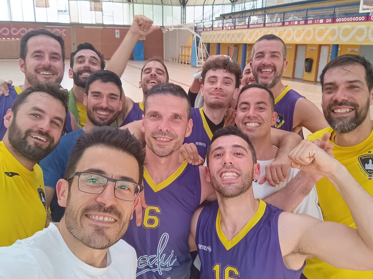 10CarlosAlvarez's tweet photo. ¡¡Terceros!! Tocamos metal al final de temporada tras ser campeón de liga regular.
Partidazo por el bronce contra CB Maristas.
Gracias a @Jugo_Split por este año y por el premio final #IronMan
¡Nos vemos en Isla Mágica!
#GoSplit 🏀🔥 https://t.co/UfXT7MFKnL
