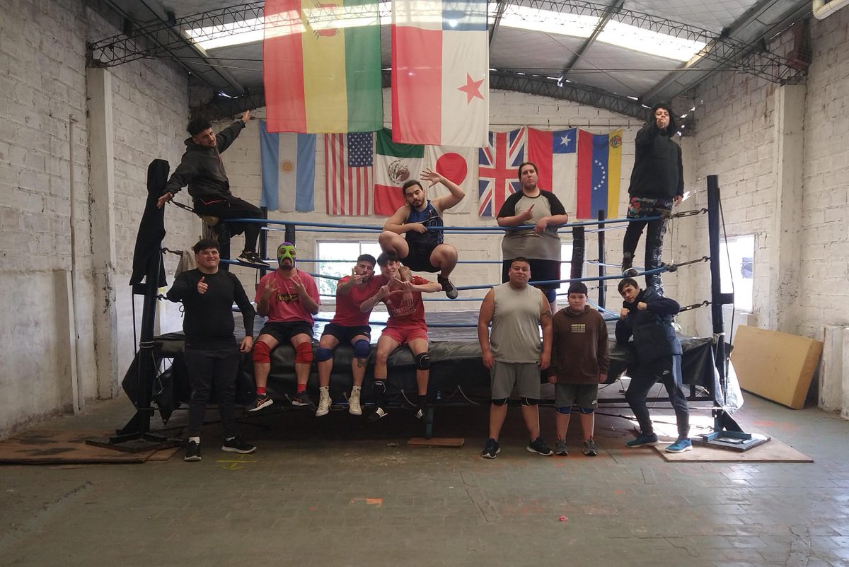 NuevaEraArg's tweet photo. ¡En el #DOJO no hay #FríoPolar! ⚔️
A nuestros profesores y alumnos no los para ni la distancia, ni el frío polar de este fin de semana. Los esperamos mañana con más wrestling nacional arriba del ring.
#ArgWres #LegiónDOJO #LuchaLibreArgentina. https://t.co/llDS4a6bpS