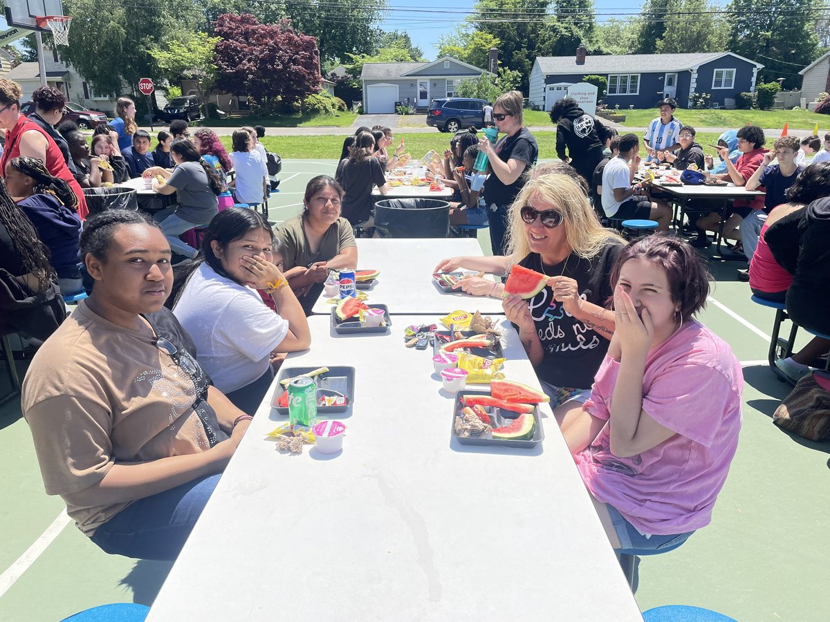 WoosterWildcats's tweet photo. 🍔WMS Community had a great time at our SBAC BBQ Celebration!🌭Thanks to the amazing cafeteria staff for putting this together!!! https://t.co/CTAXwUYrYT