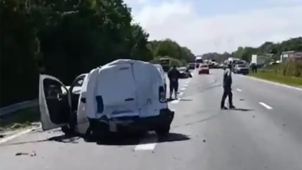 info_Paris_IDF's tweet image. 🔴 FLASH - #Villeparisis : 10 véhicules ont été impliqués dans un grave accident de la route sur la #A104, ce samedi. 

👉 Une personne est morte et 13 autres ont été #blessées, dont 3 grièvement. Un chauffeur de poids lourd se serait endormi au volant. (Actu17) #SeineEtMarne