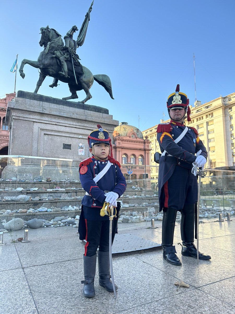 Morí de amor con este mini granaderito que acompañó al izamiento de la Bandera Argentina 🇦🇷 en Plaza de Mayo. Maravilloso el Regimiento de Granaderos a caballo @Granaderosarg que le dio lugar con ellos en tan hermosa ceremonia. Te amamos Lorenzo ♥♥ #vivalapatria #granaderos