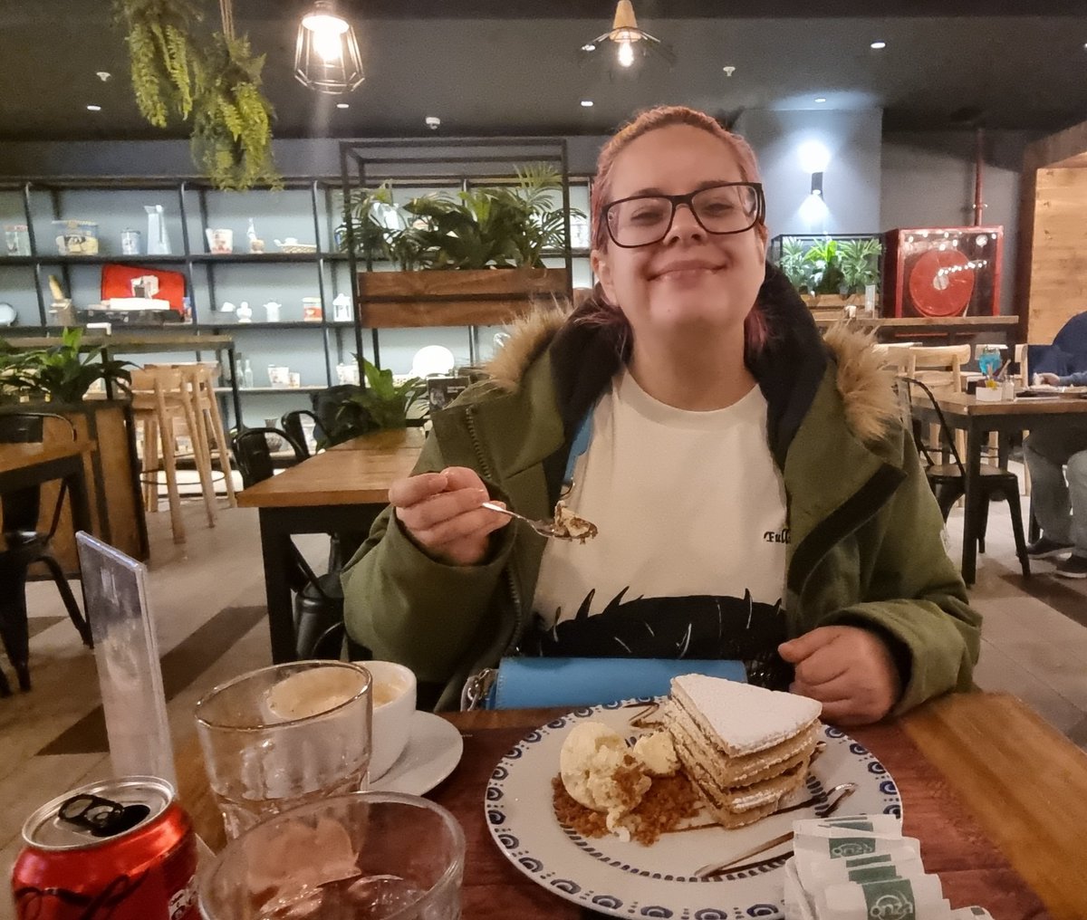 Toco cita con <a href="/koryu084/">La Jefa 🐀💚🐱</a> para ver la exhibición de la película de Tengen Toppa Gurren Lagan al cine por su aniversario.
Mi pote de frutas aun no llegaba.