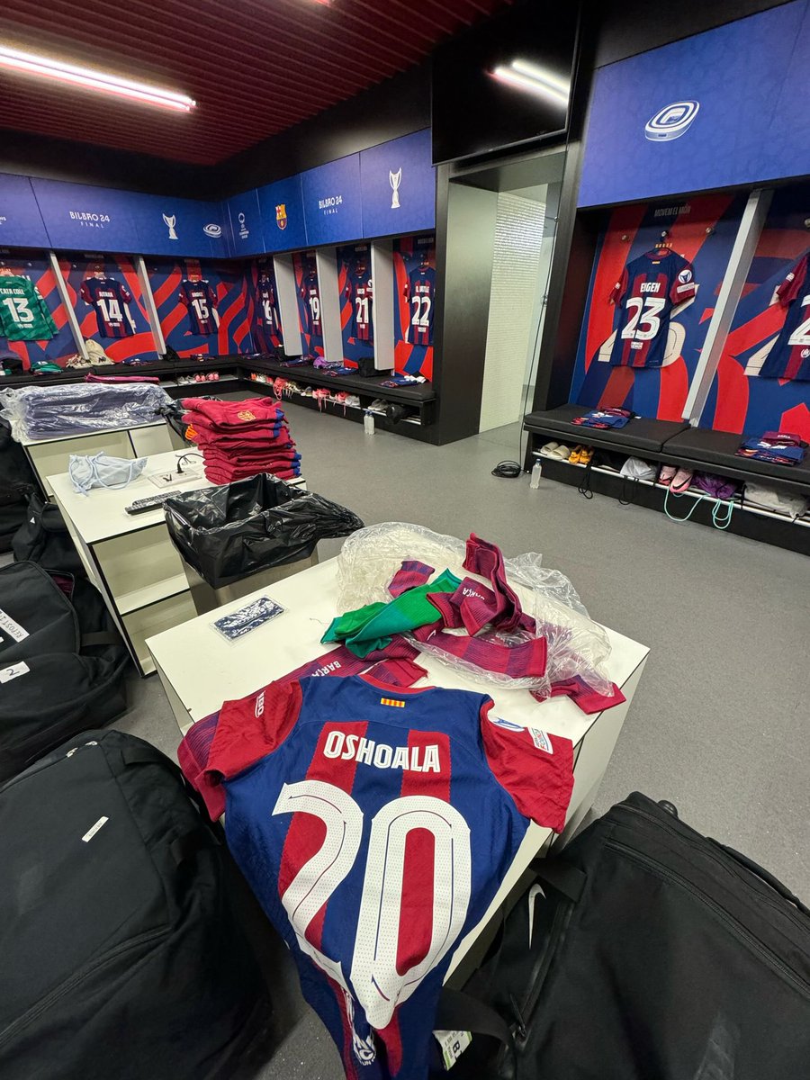 AsisatOshoala's tweet photo. You think say na play play 🥇🥇 @FCBfemeni https://t.co/aSyP66sFCk