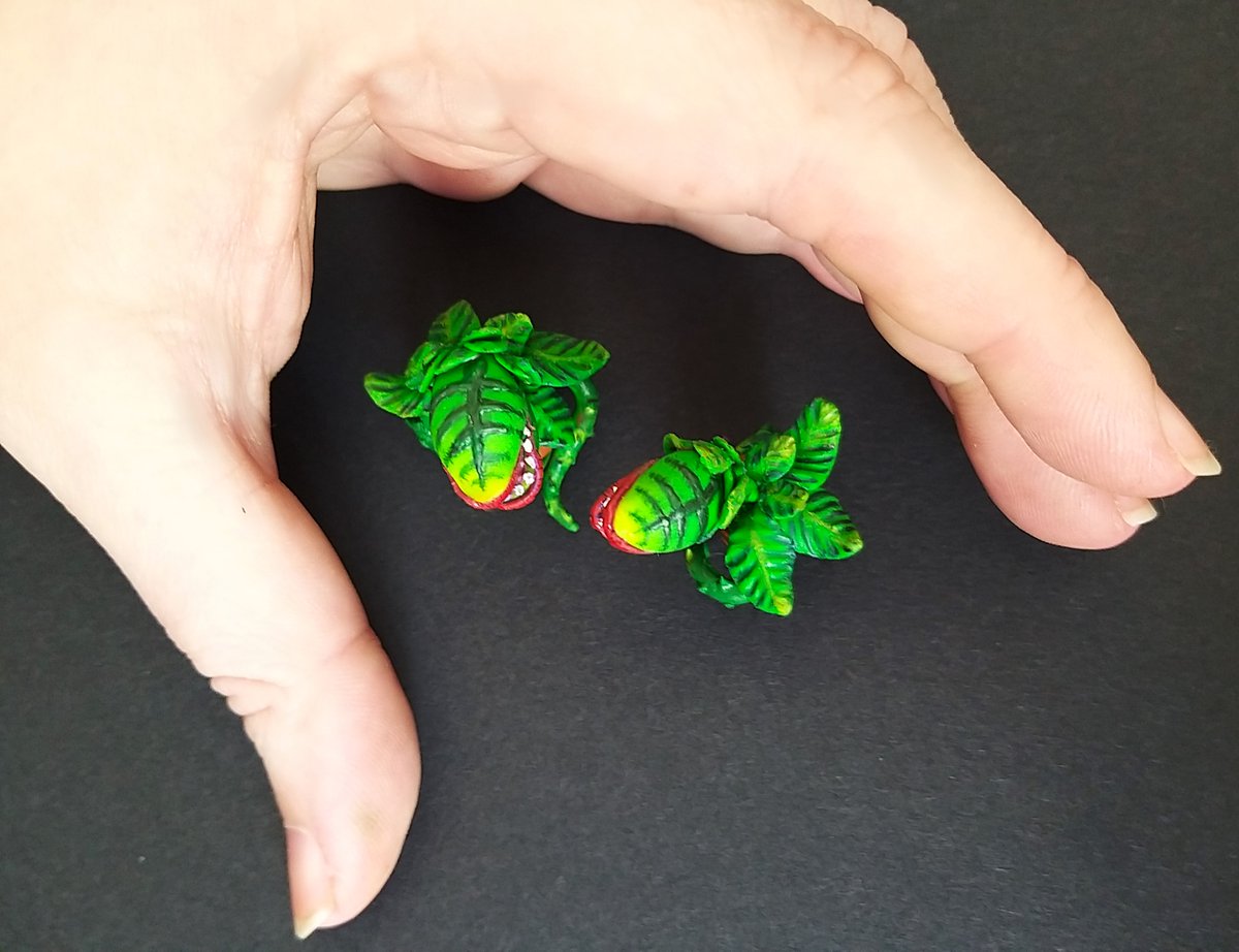 Couple of quick fimo clay sculpts of Audrey 2 style plants, Gonna make a weird botanist/alchemy table to go along with these. The pot is made of a large bead and teeth are silicone sealant😄
#28mm #LittleShopOfHorrors #crafting #fimo #sculpting #DnD #Pathfinder #plant #monster