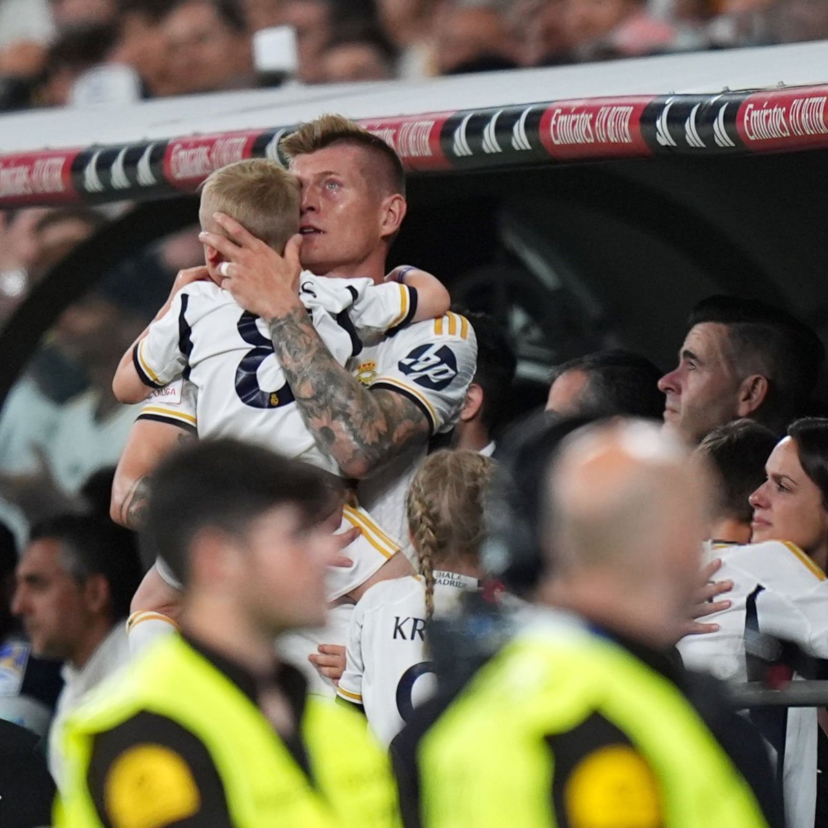 أغمضتُها كي لاتفيضَ فأمطرت
ايقنتُ أنّي لستُ أملك مدمَعي