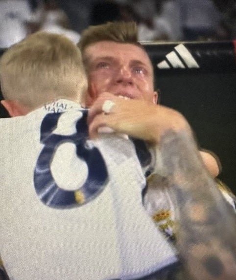 _madr7ditis_'s tweet photo. Toni Kroos llorando, estoy roto 🥺💔 https://t.co/vF2f55lxnc