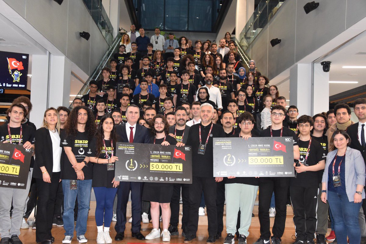 myildiz007's tweet photo. Teknopark İstanbul Mesleki ve Teknik Anadolu Lisemizin düzenlediği 5. Liseler Arası Ulusal Bayrağı Yakala Yarışmasının ödül törenine Cumhurbaşkanlığı Dijital Dönüşüm Ofisi Başkan V. Sn. Yusuf Tancan ile birlikte katıldık.Katılan ve dereceye giren tüm okulları tebrik ediyorum… https://t.co/7GZj7dKkd2