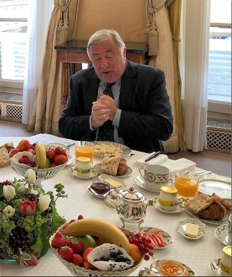 ENZO80044438314's tweet photo. Bon appétit! N'oubliez pas vos 5 fruits 5 légumes par jour!
A gauche repas non démocratique à droite repas démocratique...
#OnAFaim #VosGueules https://t.co/Inpzqwibb3
