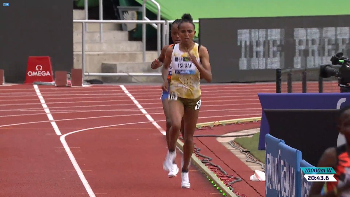 CoachLN's tweet photo. We gonna have a new #25lapfever World Record and I believe it's gonna be Beatrice Chebet who gets it. https://t.co/OmxrgoqNG1